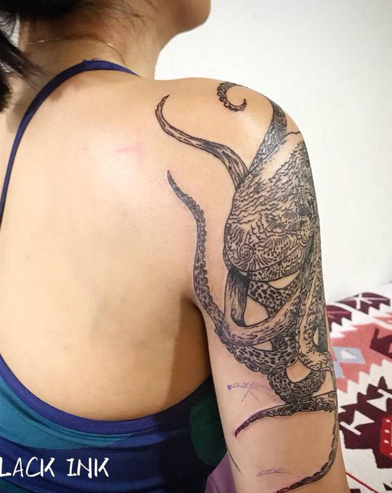 章鱼纹身图片_手臂肩部图腾点刺纹身图案