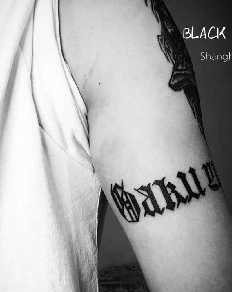 爱的纪念纹身图片_手臂花体字纹身图案