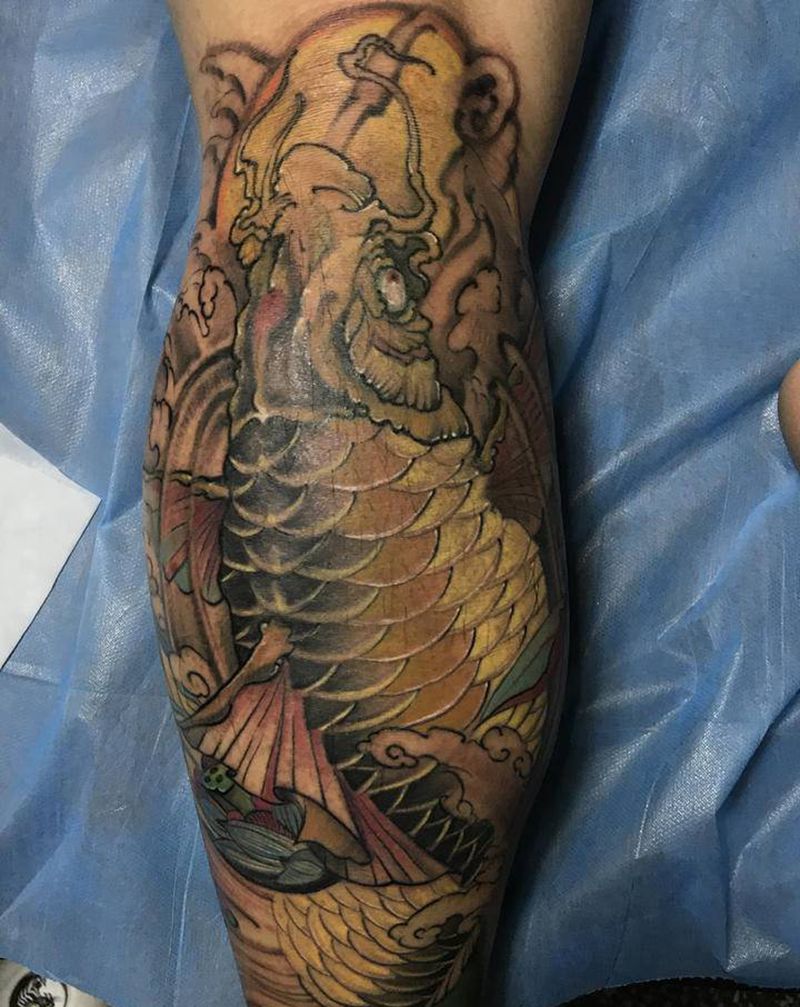 小腿鲤鱼纹身图片_腿部新传统纹身图案