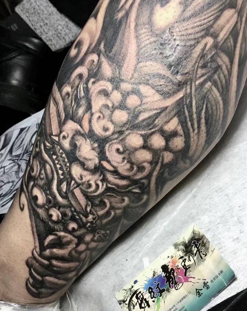 伤疤遮盖唐狮纹身图片_脚部老传统纹身图案