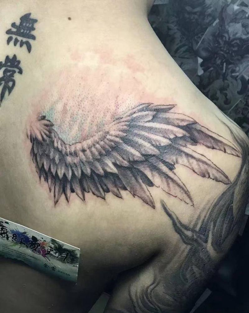 翅膀纹身图片_肩部老传统水墨纹身图案