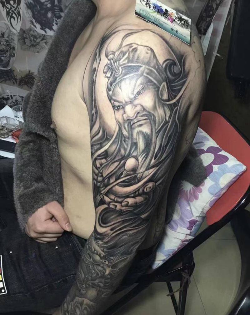 花臂关公唐狮纹身图片_手臂新传统纹身图案