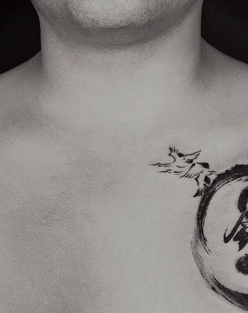 八卦纹身图片_胸部水墨纹身图案