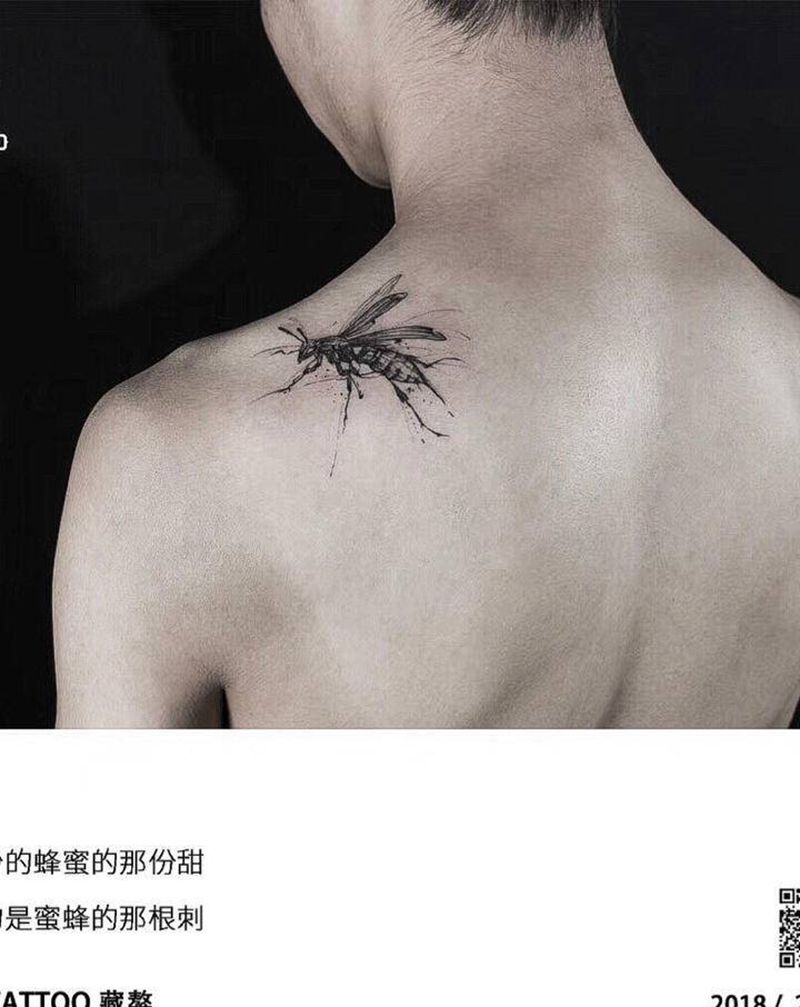 细节控 黄蜂纹身图片_背部纹身图案