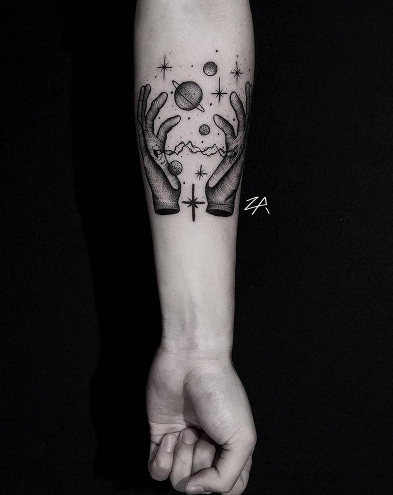 手捧星空纹身图片_手臂点刺几何纹身图案