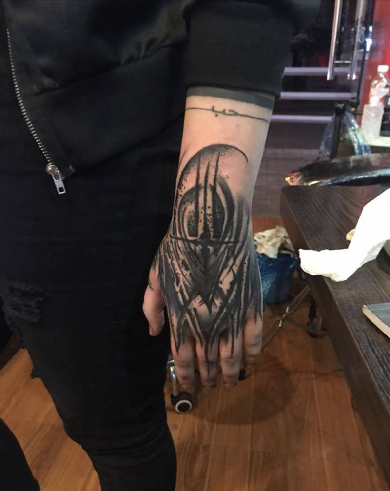 创作纹身图片_手部花体字纹身图案