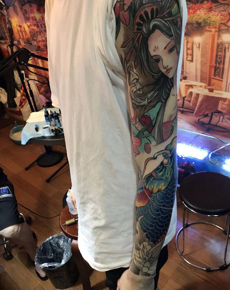 彩色花臂纹身图片_手臂新传统纹身图案