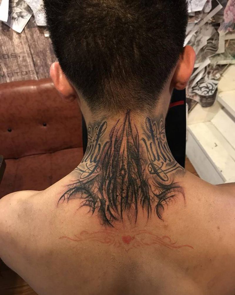 乱纹身图片_颈部花体字纹身图案