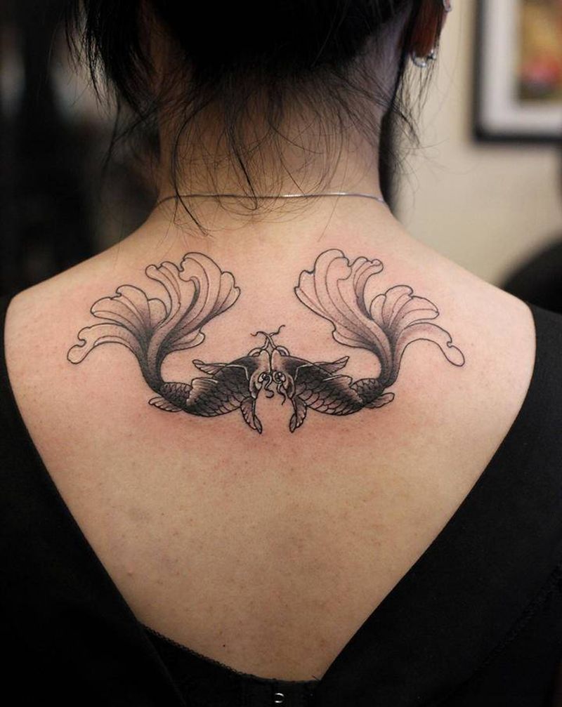 双鱼纹身图片_颈部新传统水墨纹身图案