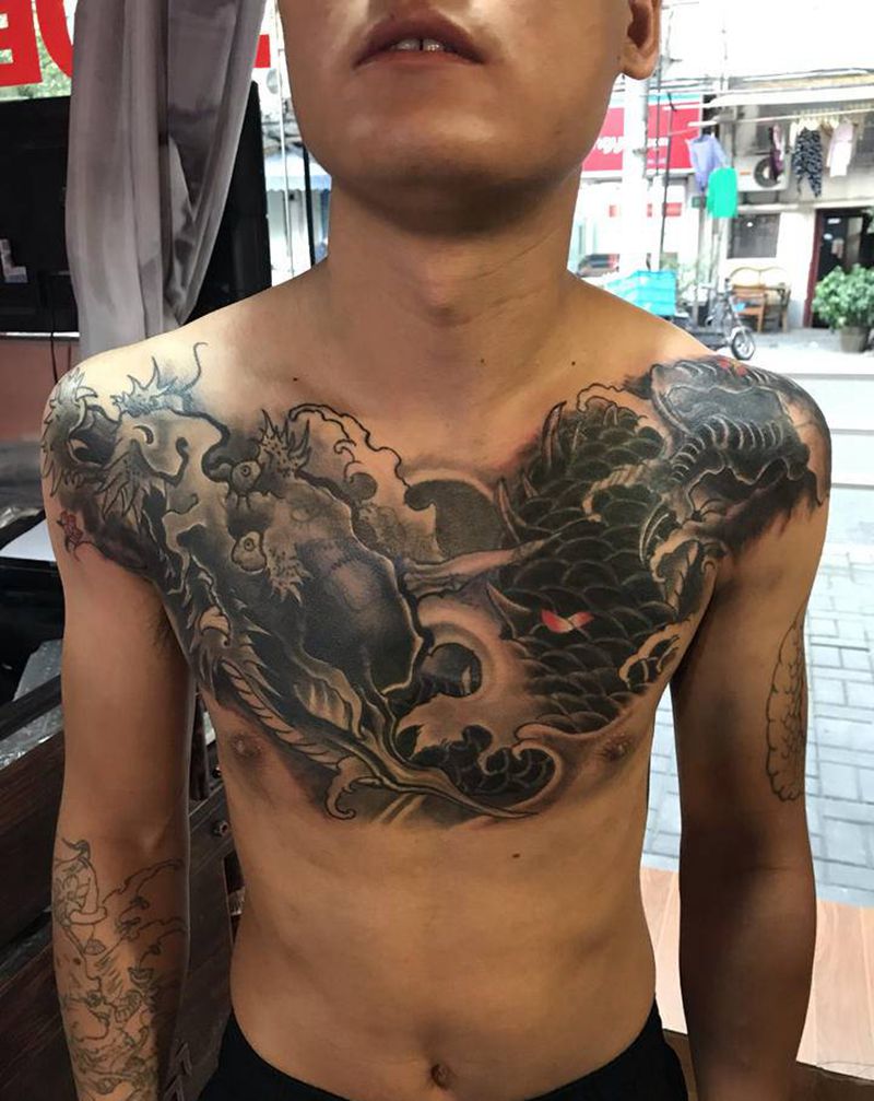 遮盖纹身图片_胸部新传统纹身图案