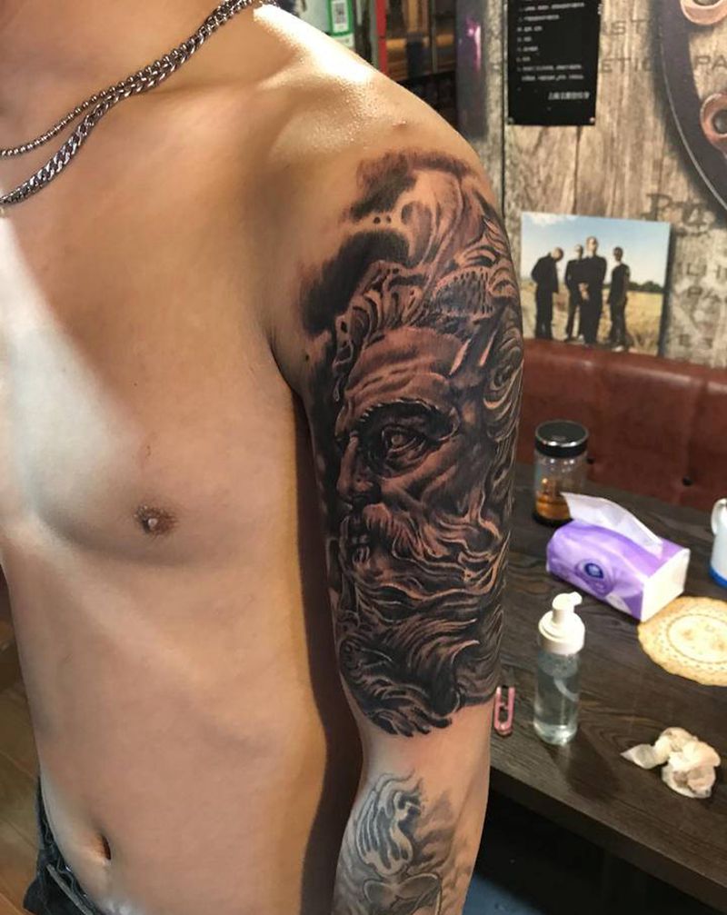 大臂波塞冬纹身图片_手臂欧美写实纹身图案