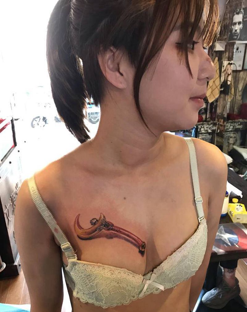 仙女棒纹身图片_胸部欧美写实纹身图案