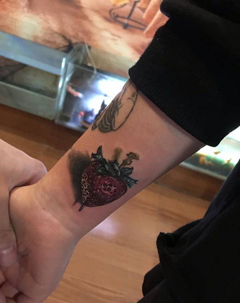 草莓纹身图片_手臂欧美写实纹身图案