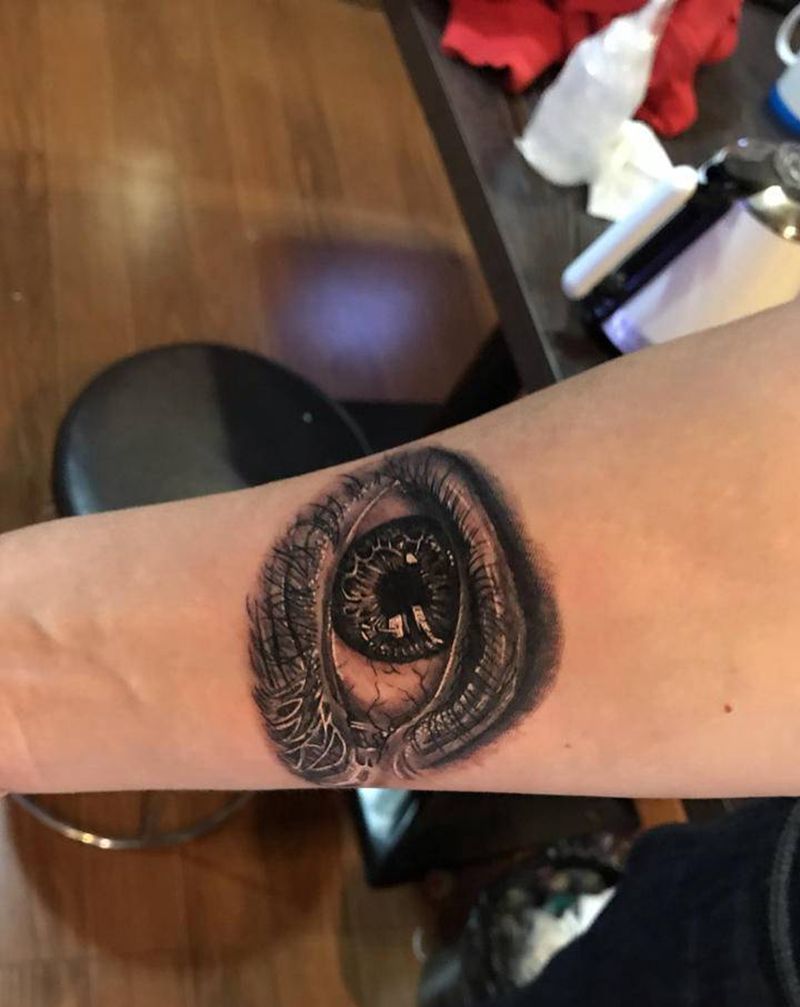 眼睛完成纹身图片_手臂欧美写实纹身图案
