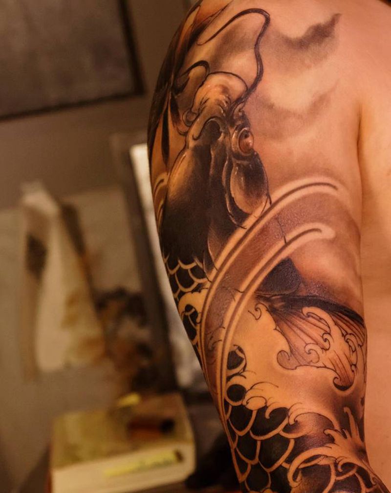 鲤纹身图片_手臂新传统纹身图案