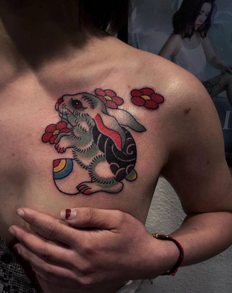 小兔砸纹身图片_胸部肩部老传统纹身图案