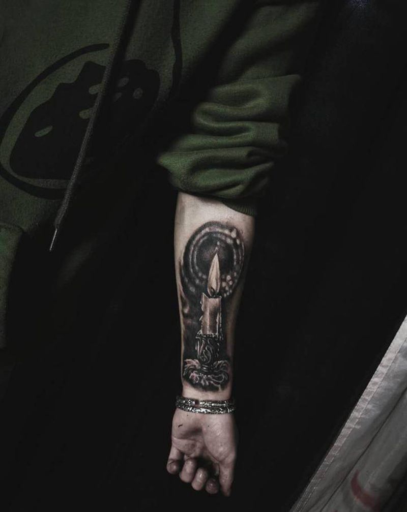 自己给自己刺蜡烛纹身图片_手臂欧美写实纹身图案