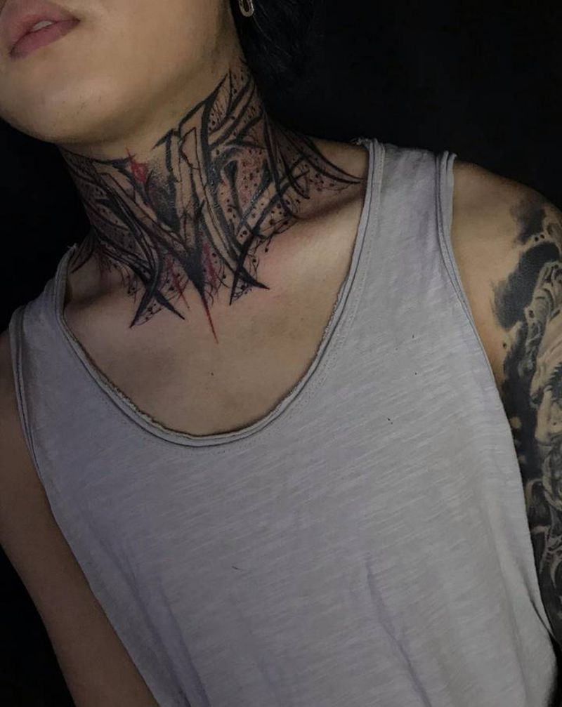 奇卡诺脖子文身纹身图片_颈部花体字纹身图案