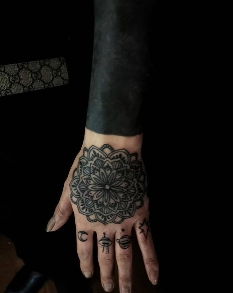 手背梵花纹身图片_手部几何纹身图案