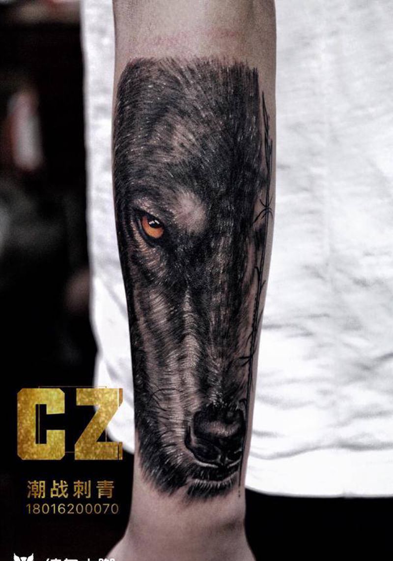 孤独行者纹身图片_手臂欧美写实纹身图案