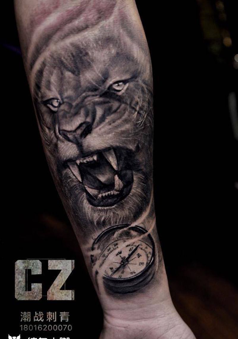 雄狮（皮肤偏黑）纹身图片_手臂欧美写实纹身图案