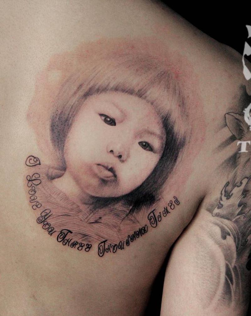 客人家的小宝贝纹身图片_胸部欧美写实纹身图案