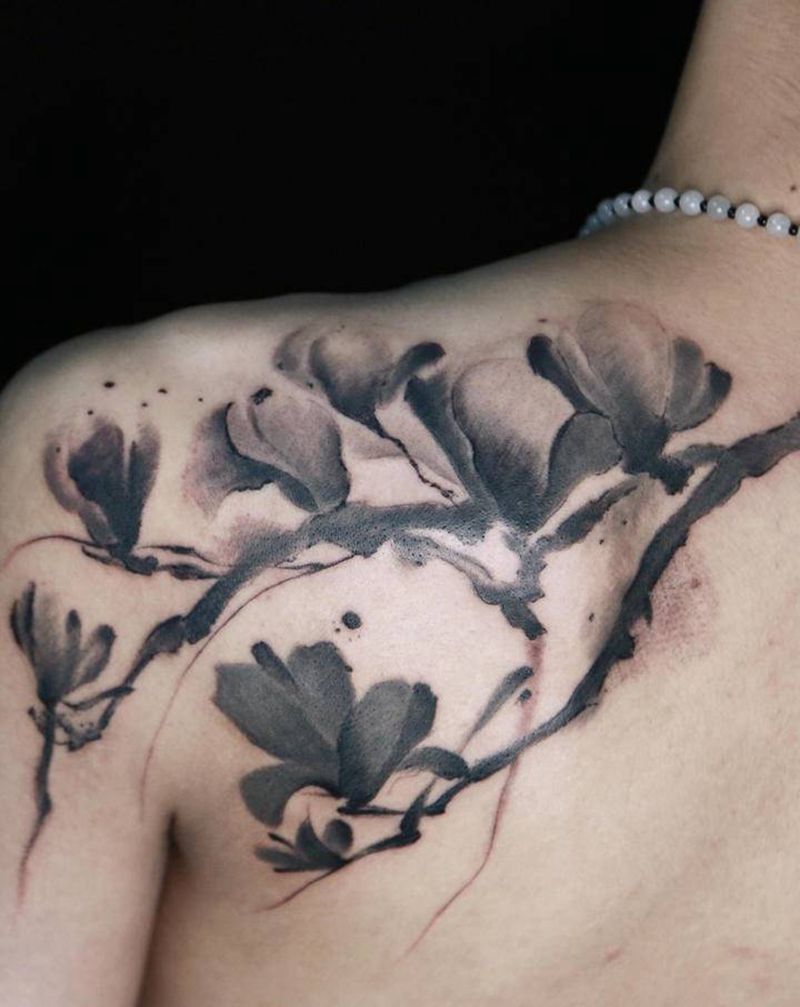 水墨花纹身图片_肩部水墨纹身图案