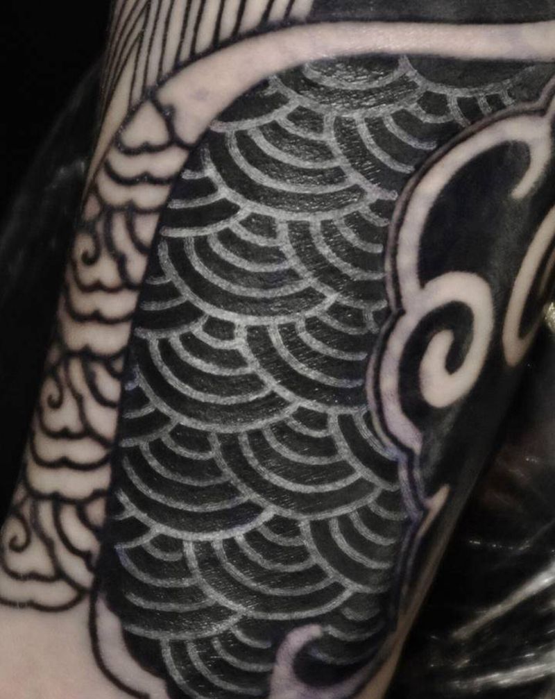 最后的波纹纹身图片_手臂老传统几何纹身图案