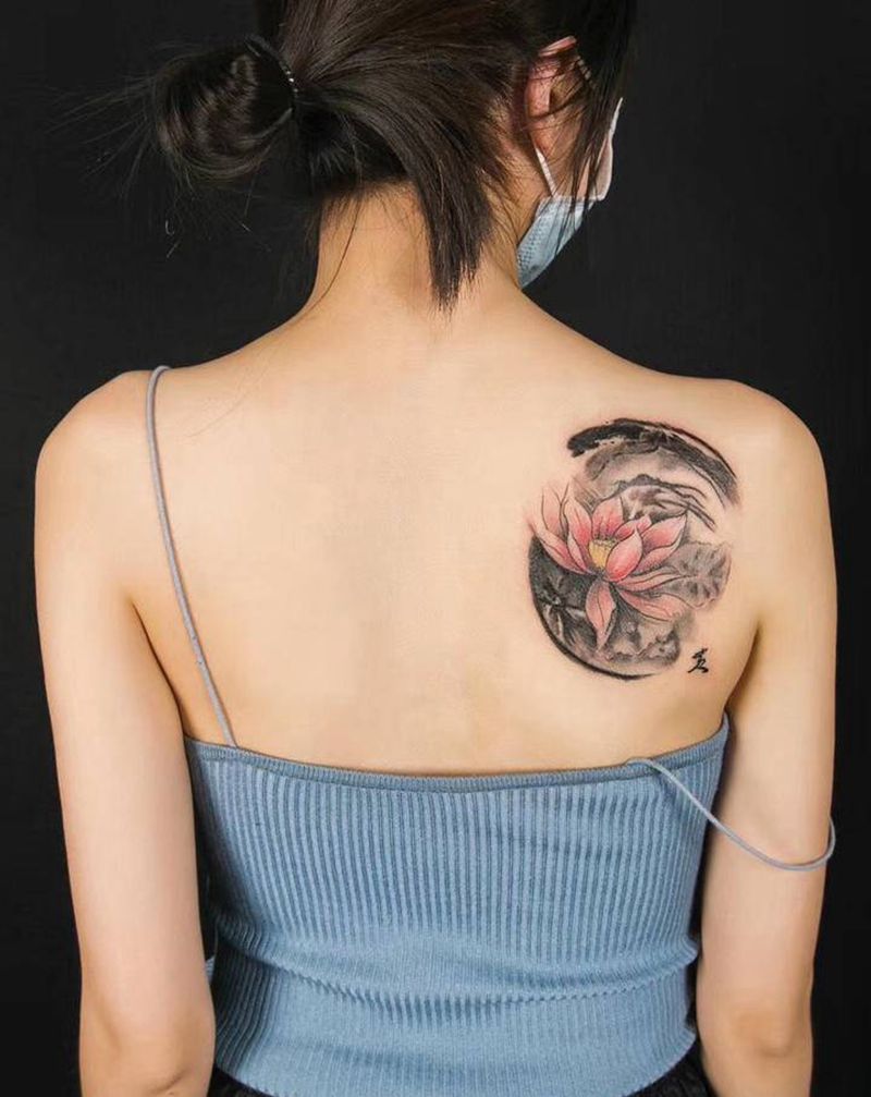 荷花纹身图片_背部水墨纹身图案