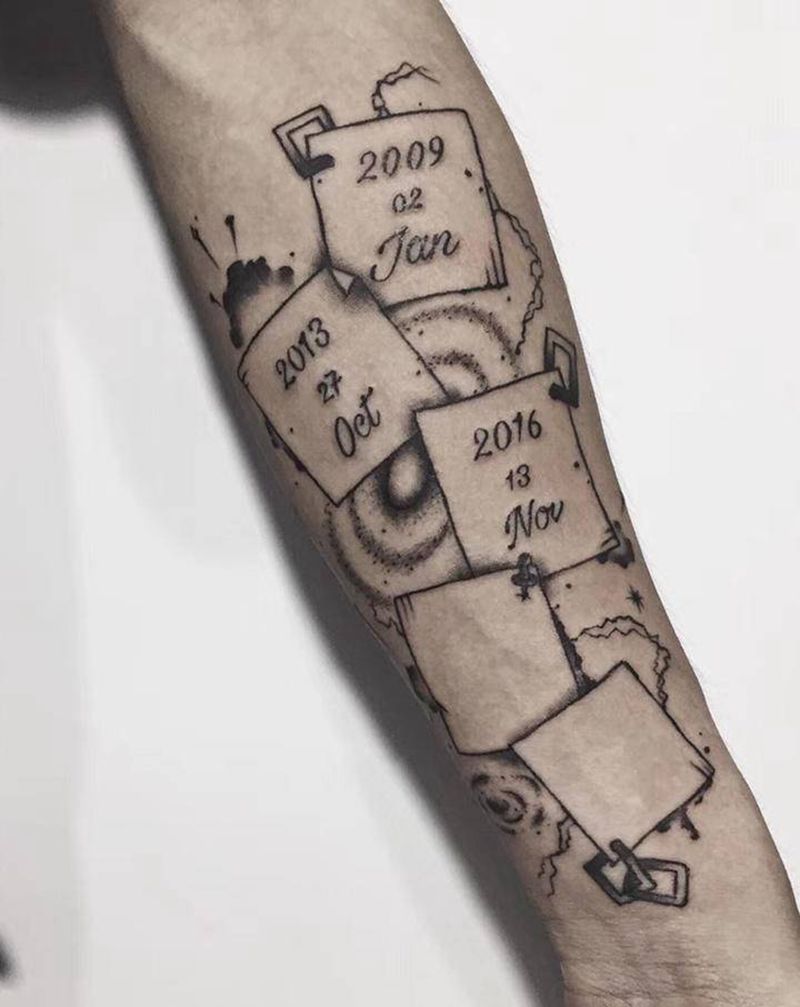 原创日历花臂纹身图片_手臂点刺水彩纹身图案