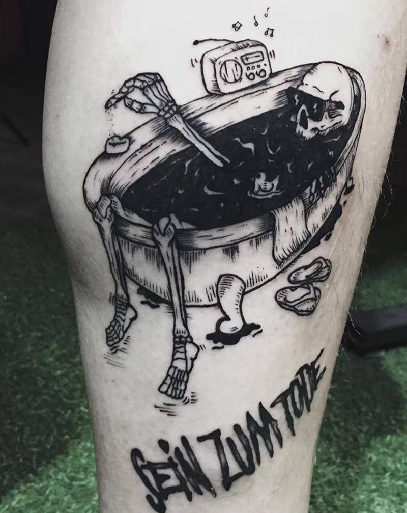 洗澡骷髅纹身图片_腿部水墨花体字骷髅纹身图案