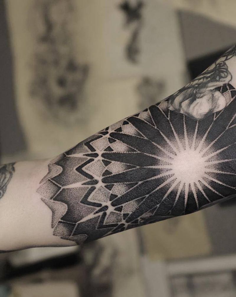Mandalc纹身图片_手臂点刺几何纹身图案