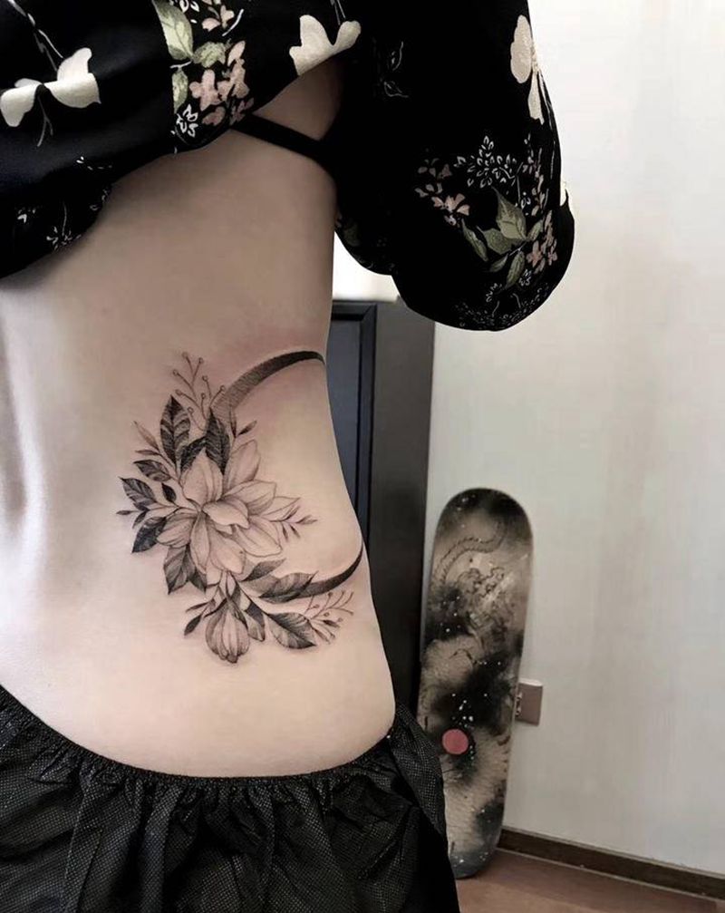 素花纹身图片_腰部点刺纹身图案