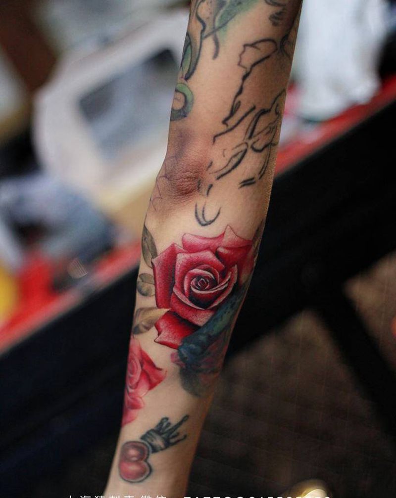 玫瑰纹身图片_手臂欧美写实水彩纹身图案