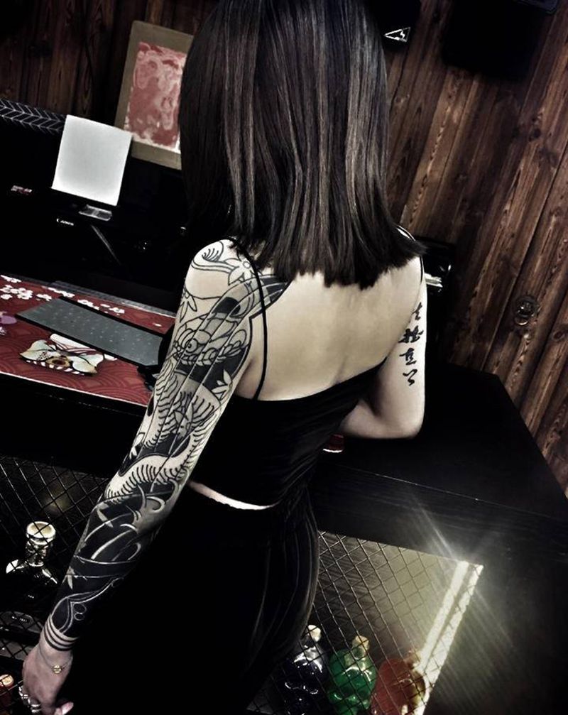 小姐姐的日式花臂纹身图片_手臂老传统纹身图案