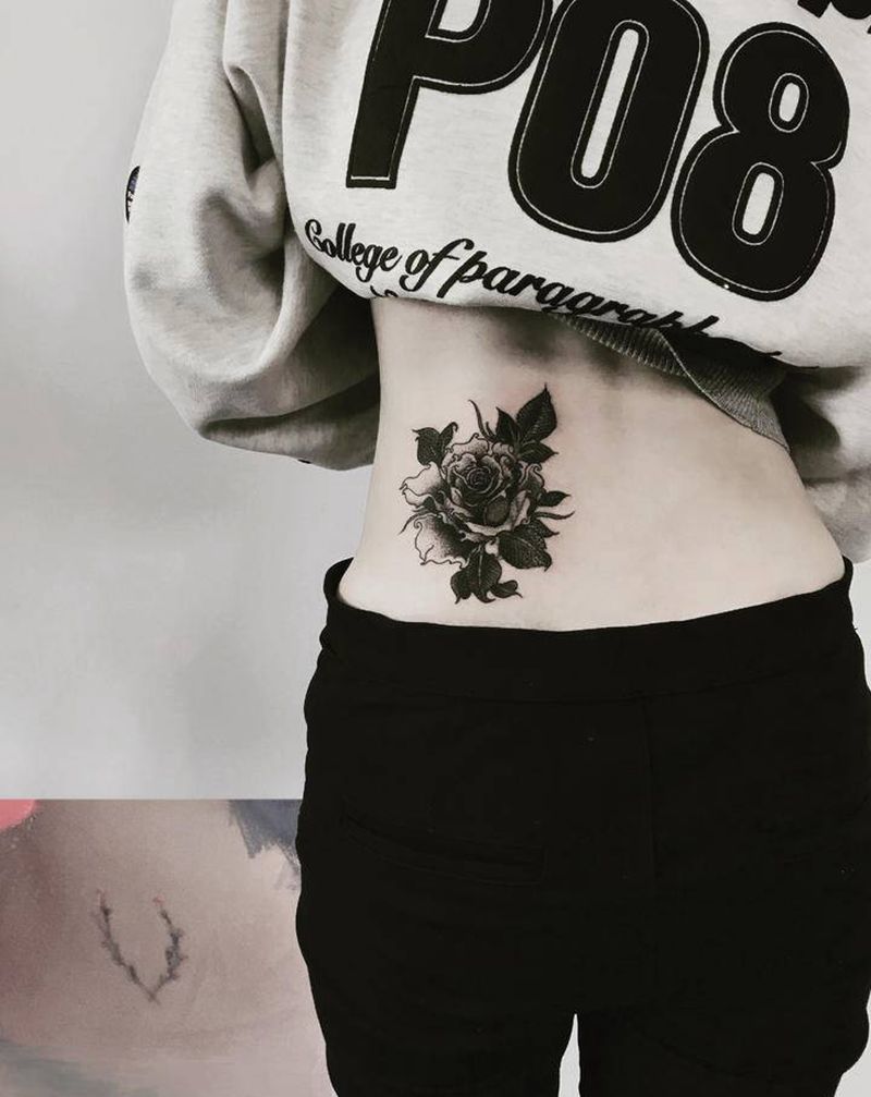 玫瑰遮盖纹身图片_腰部纹身图案
