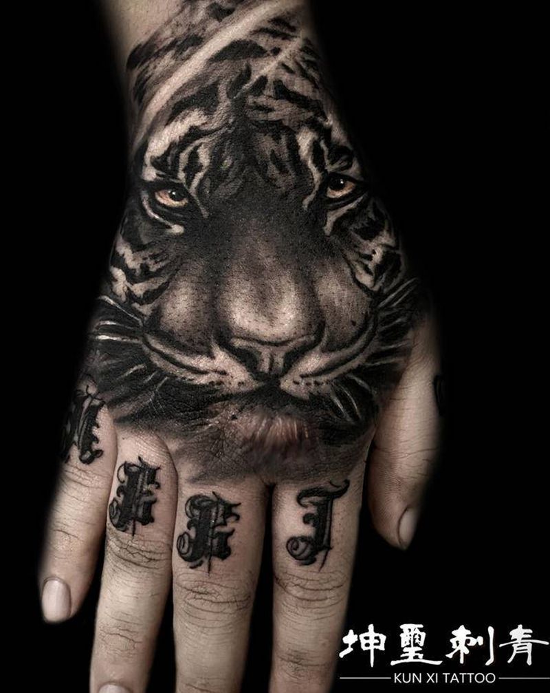 Tiger纹身图片_手部欧美写实纹身图案
