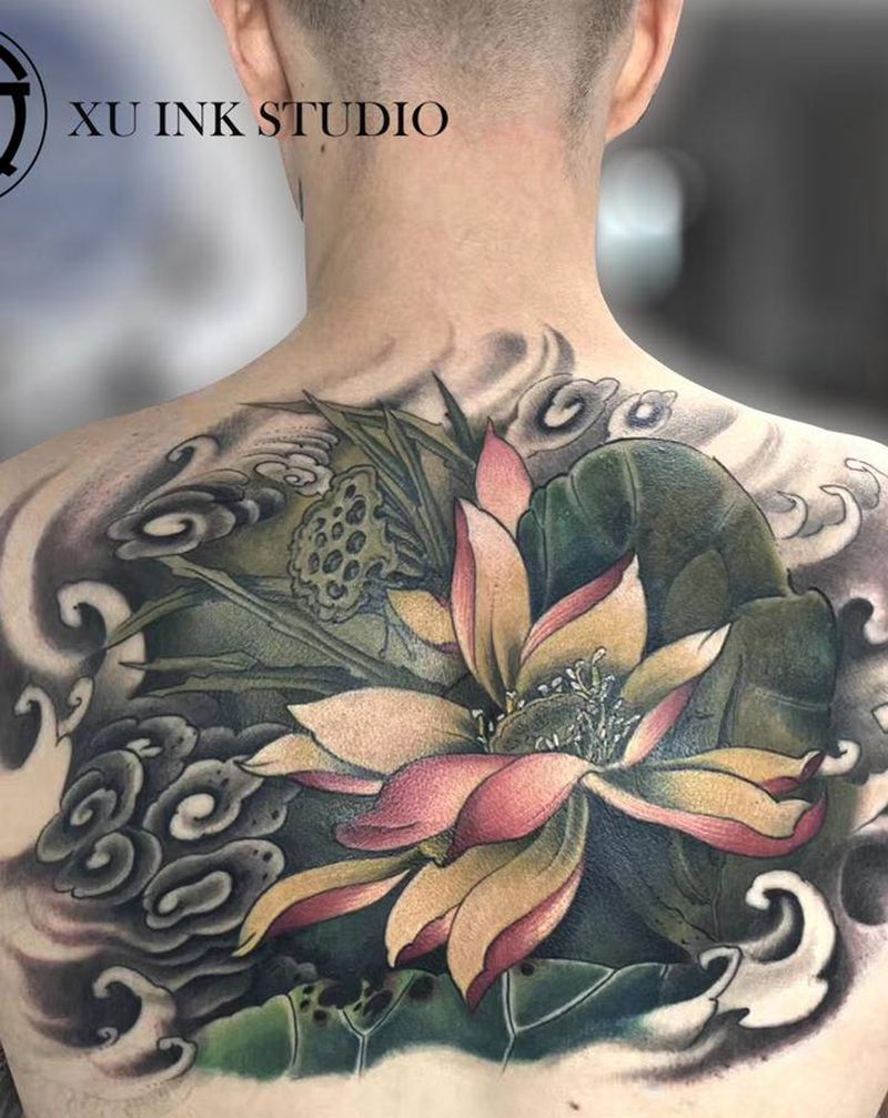 荷花与莲蓬纹身图片_背部手臂新传统纹身图案