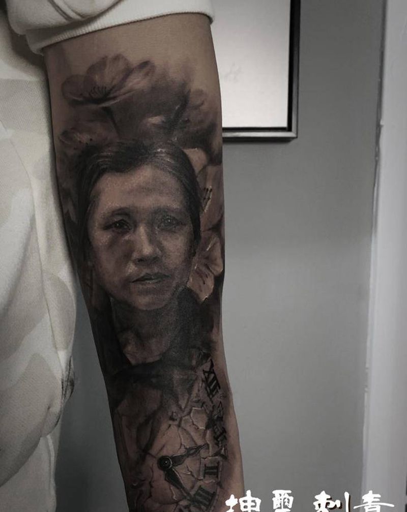 母爱如山纹身图片_手臂欧美写实肖像纹身图案