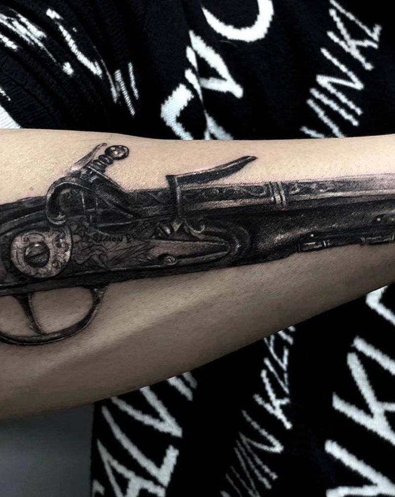 古典手枪纹身图片_手臂欧美写实纹身图案