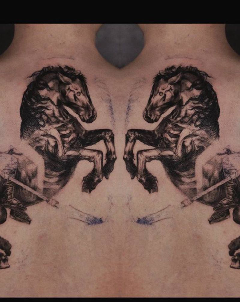 迈锡尼骏马_纹身图片_背部欧美写实几何纹身图案