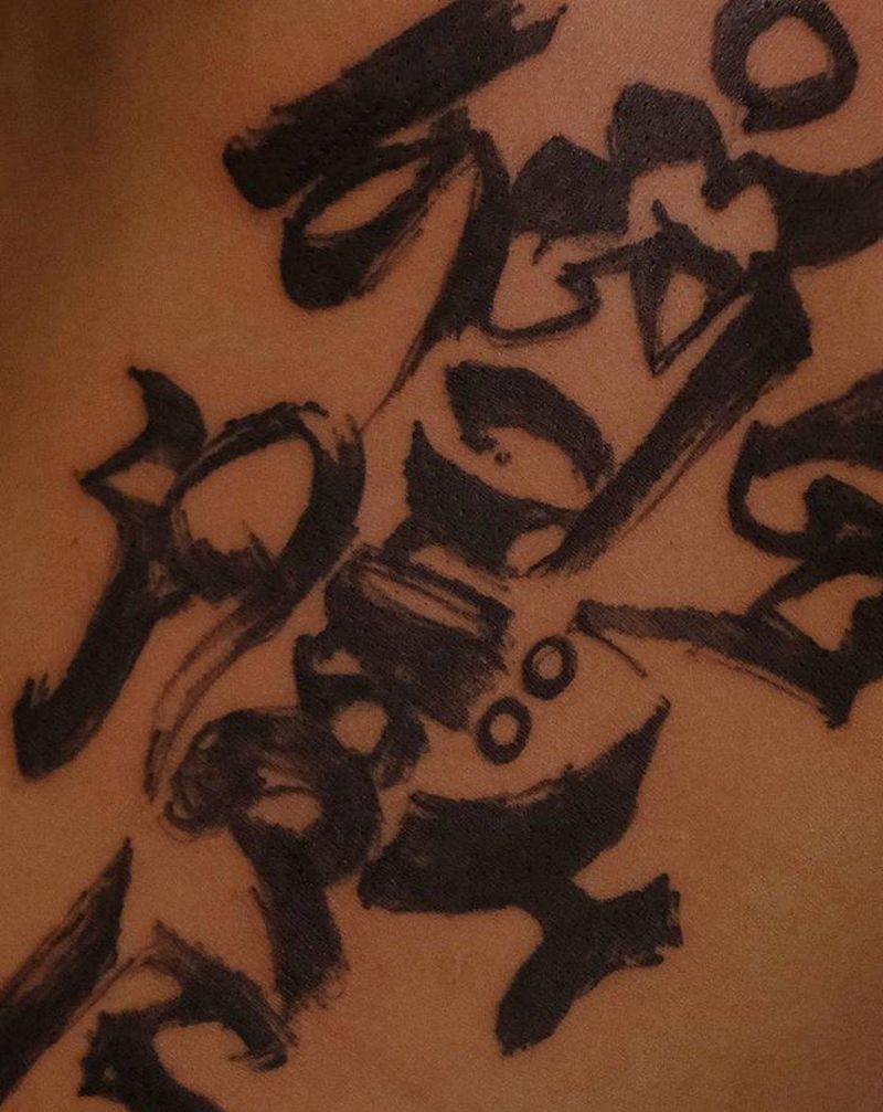 如言所示_天城文纹身图片_腹部图腾水墨纹身图案