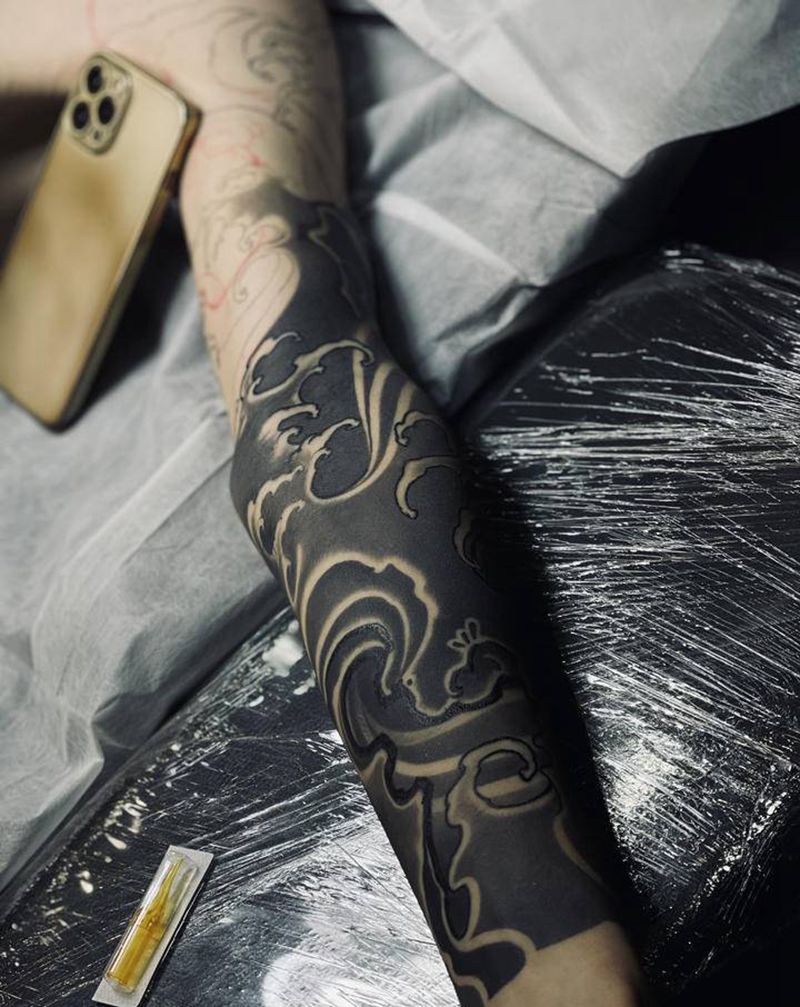 传统水浪岩石花臂纹身图片_老传统新传统纹身图案