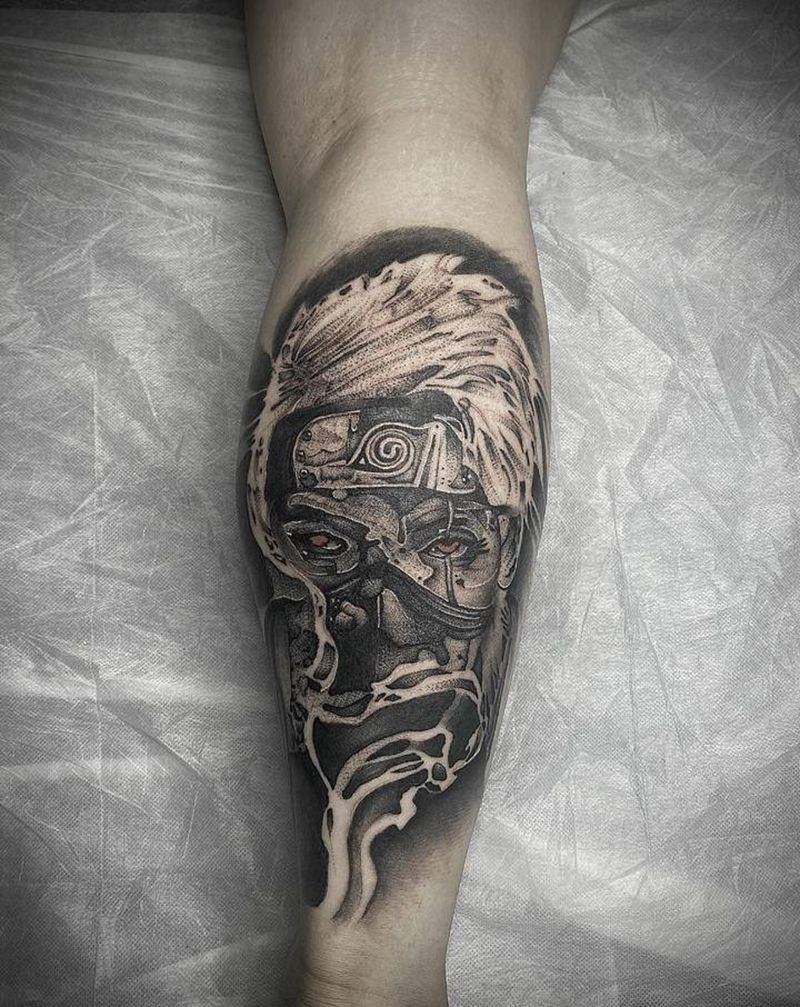 卡卡西纹身图片_腿部黑灰纹身图案