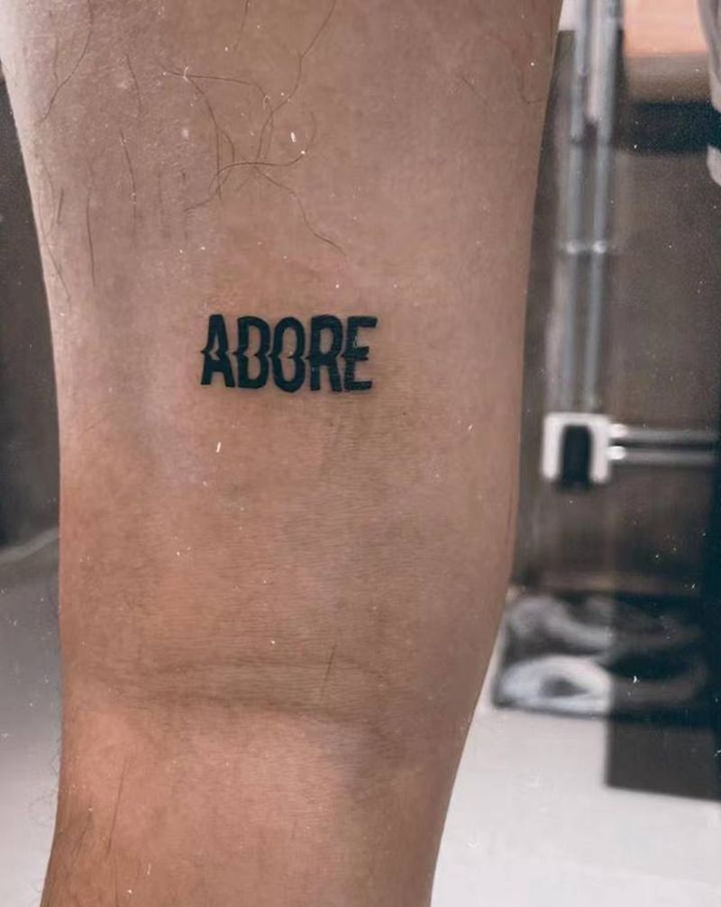 小小精致纹身图片_腿部脚部花体字纹身图案