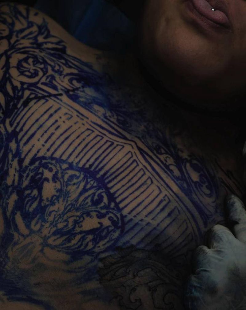 启示_纹身图片_胸部New School新传统纹身图案