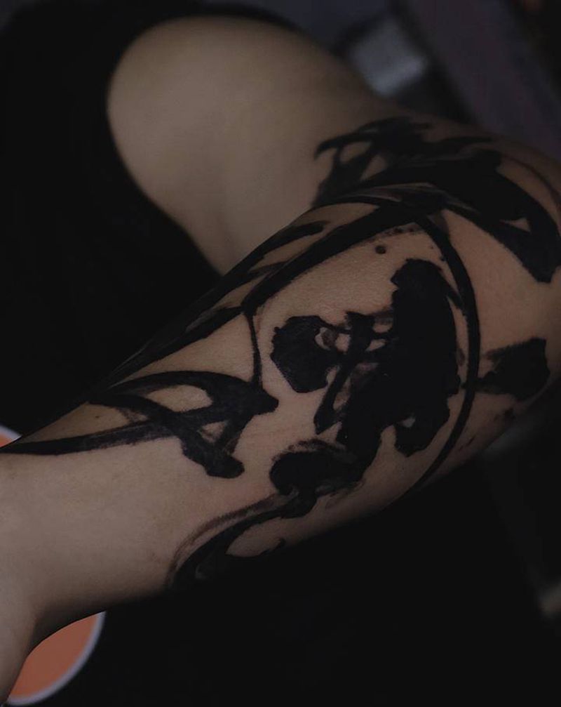 文字_纹身图片_手臂水墨花体字纹身图案