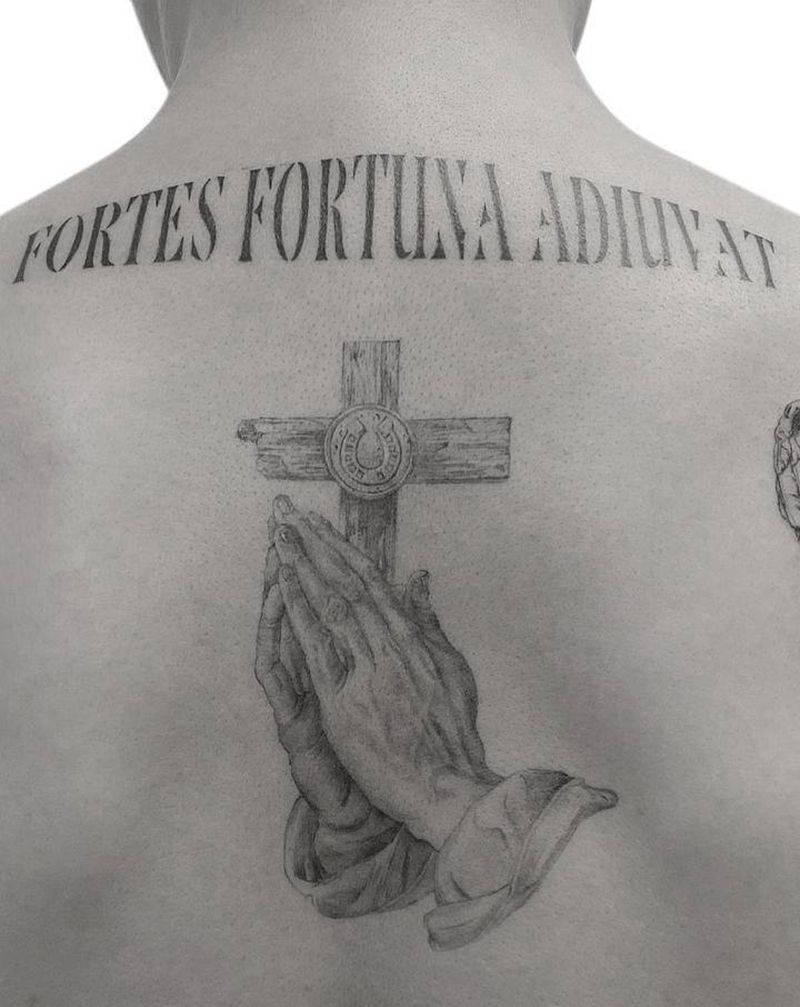 祈祷之手纹身图片_背部欧美写实单针纹身图案