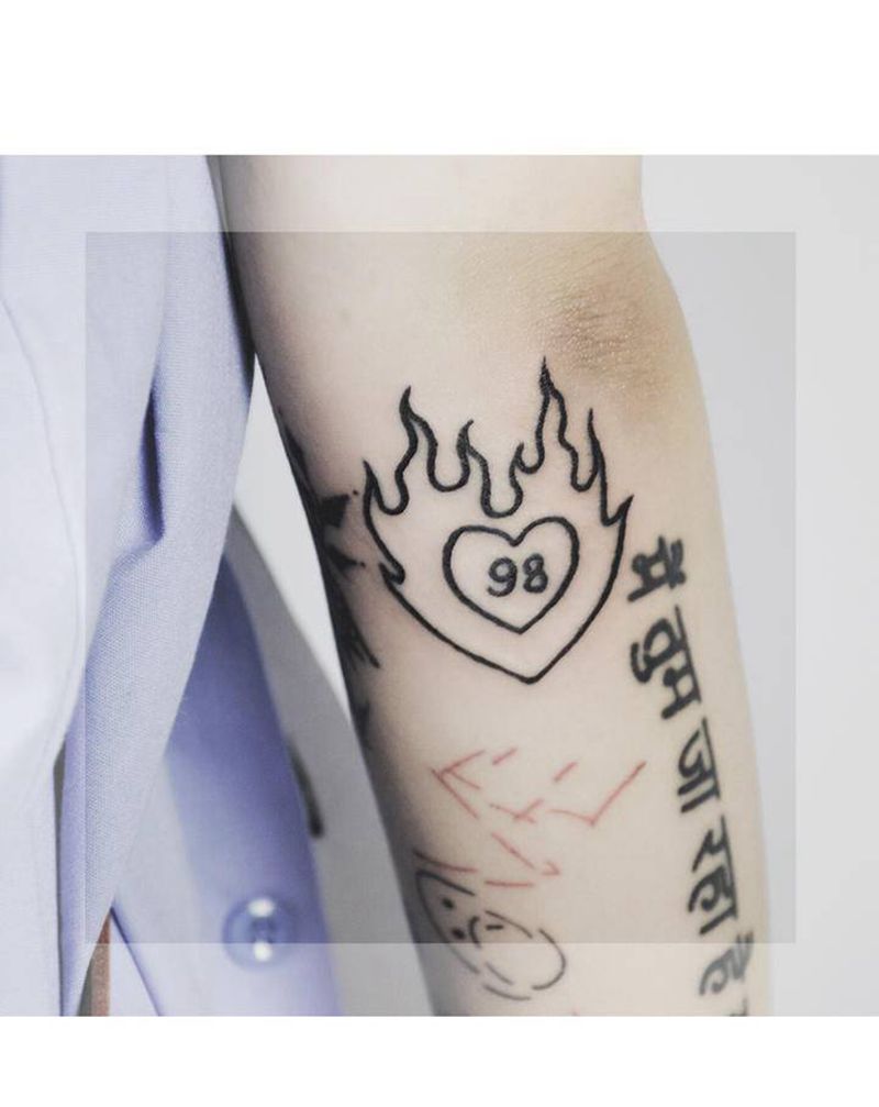 98年的小火苗纹身图片_手臂Old School火纹身图案