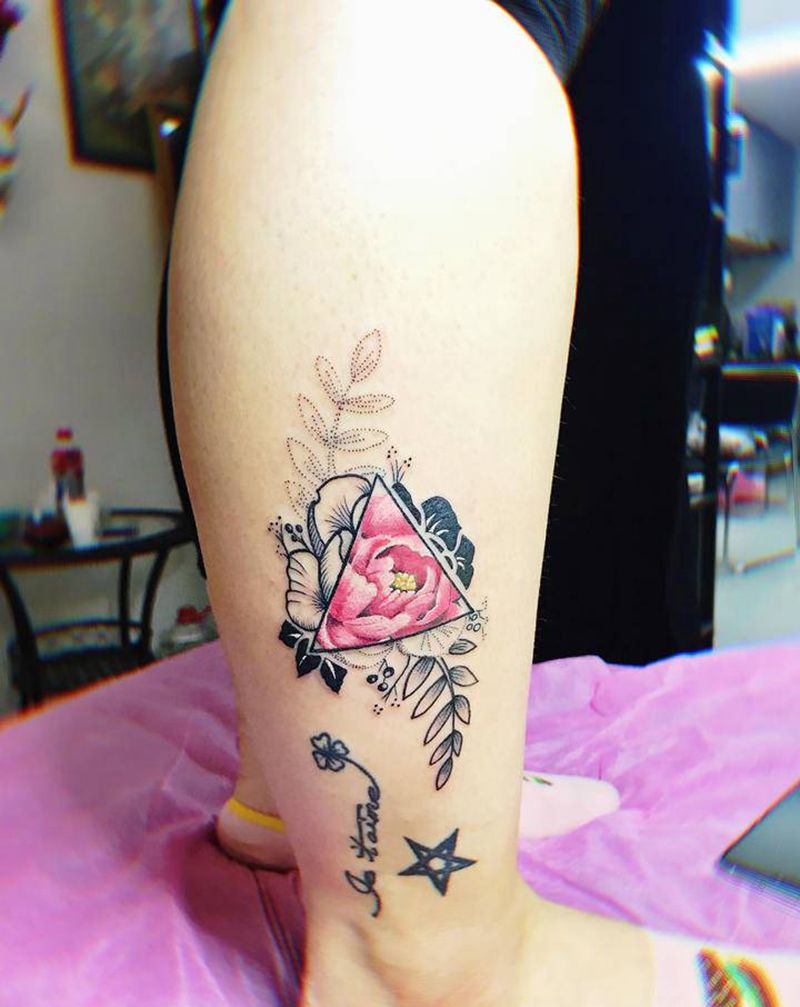 花纹身图片_腿部点刺纹身图案